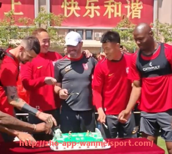 完美体育官方入口-PES2012游戏中的英超球队列表与游戏表现对比